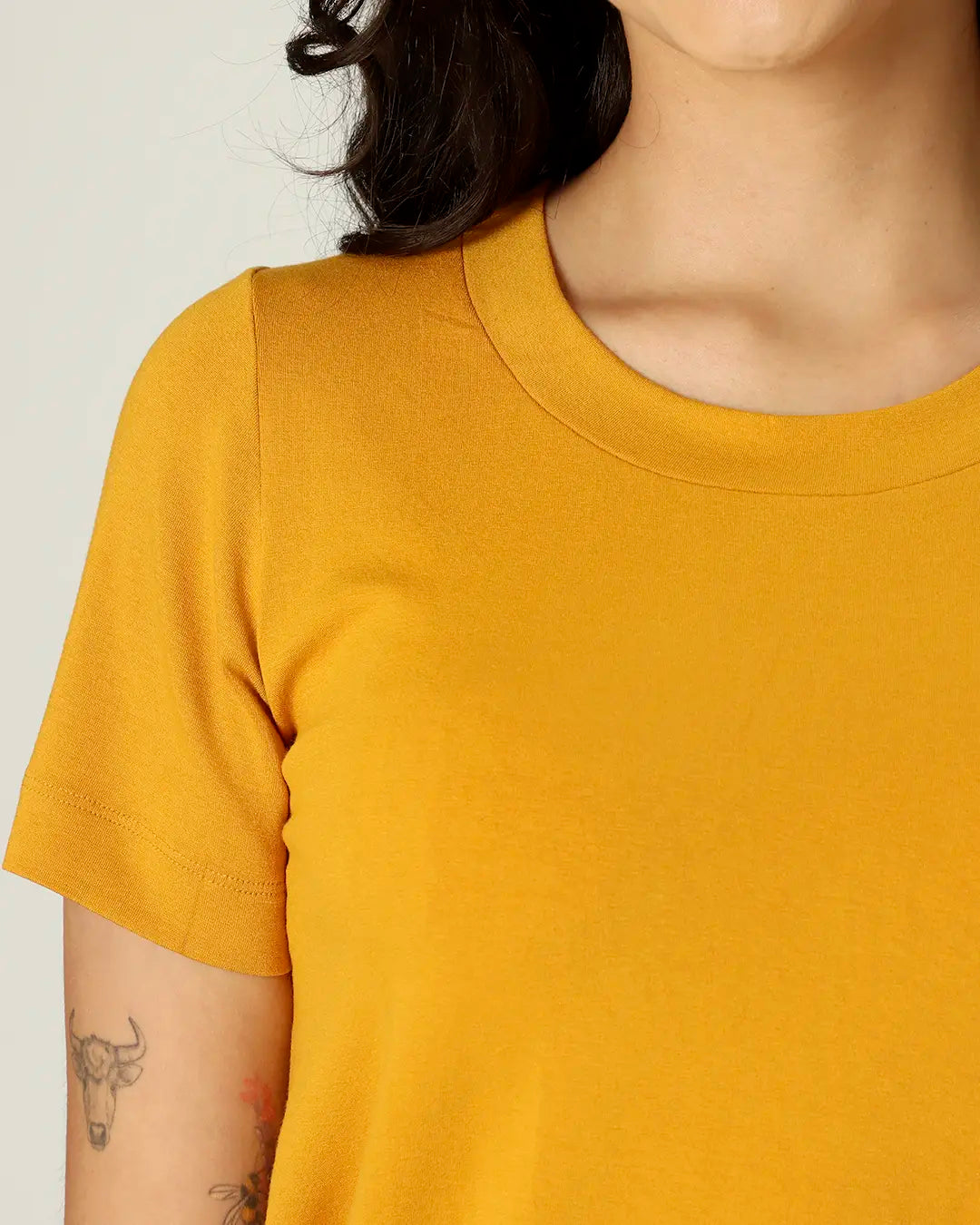 CAMISETA RETA - MOSTARDA