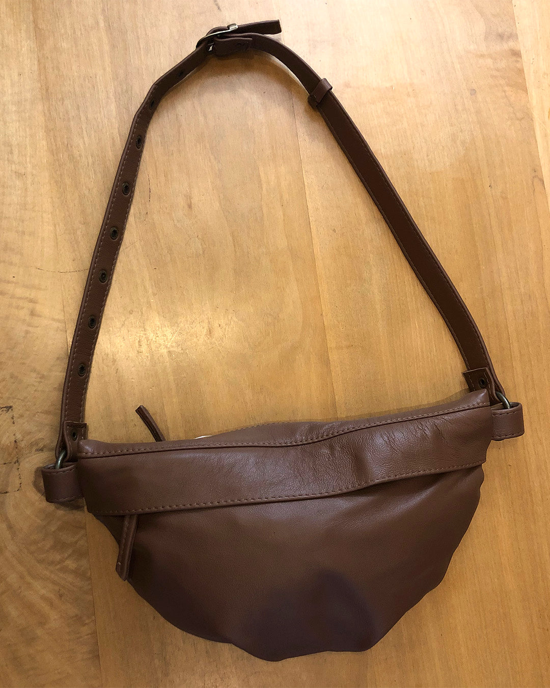 Pochete meialua couro caramelo